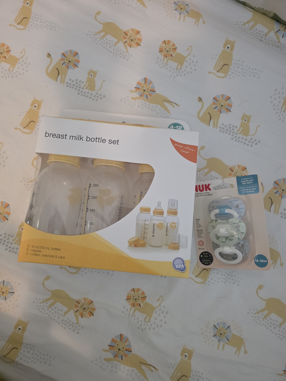 Medela Breast Milk Bottle Set with White and Yellow Accents